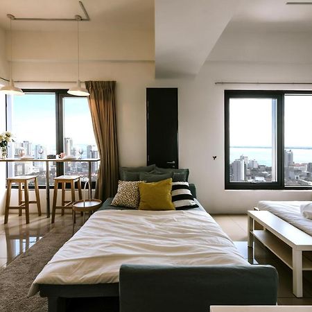 Muji Studio 2 - Seaview At 218 Tropicana Near Komtar Food Heaven With Netflix & Tv Box Τζωρτζ Τάουν Εξωτερικό φωτογραφία